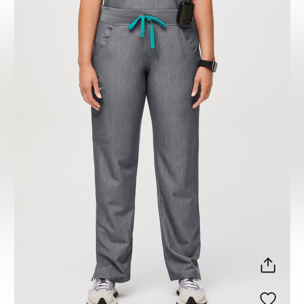 Fig Kade Cargo scrub pant. EUC